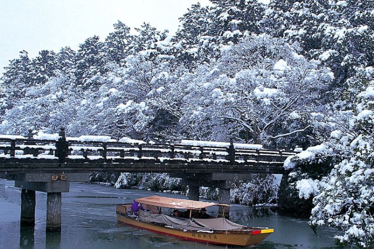 松江堀川遊船行經雪景水道