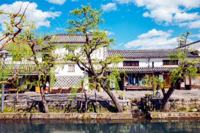 倉敷美觀地區白壁建築與河岸