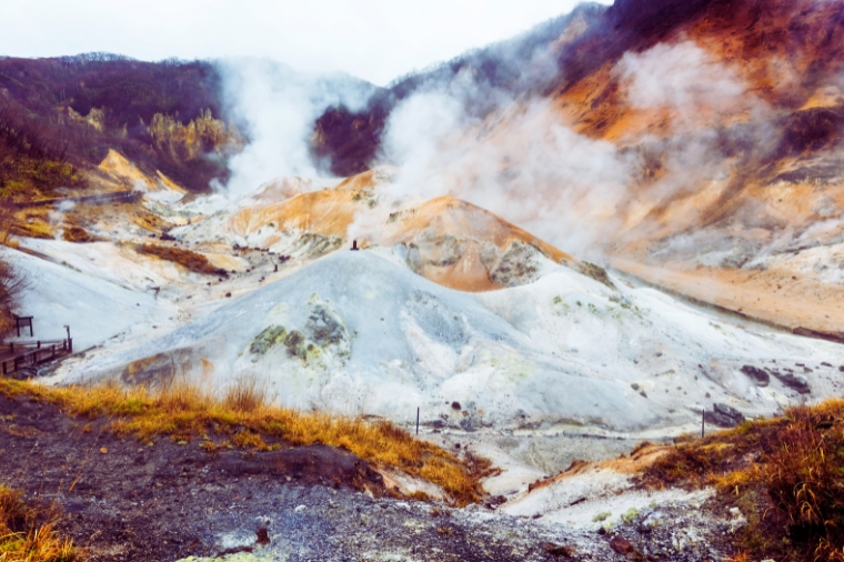 登別地獄谷的火山地貌與蒸氣