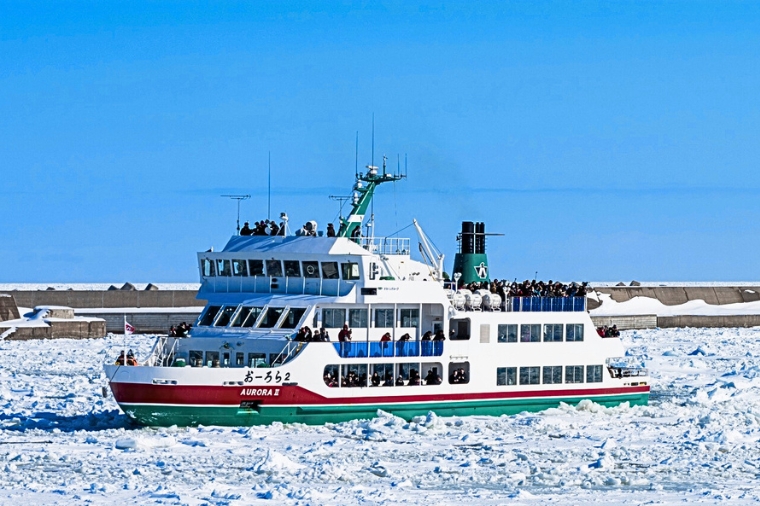 破冰船航行在鄂霍次克海流冰之間