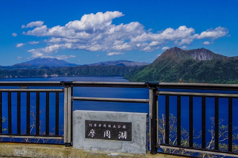 摩周湖與遠方山景