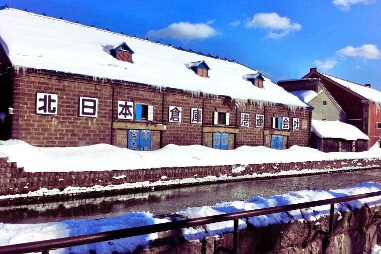 冬季積雪中的小樽運河紅磚倉庫
