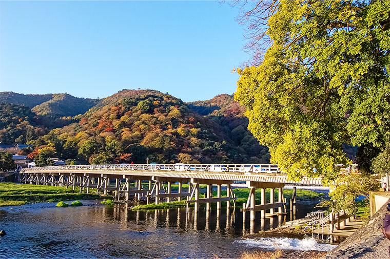 京都嵐山渡月橋橫跨河面與山景