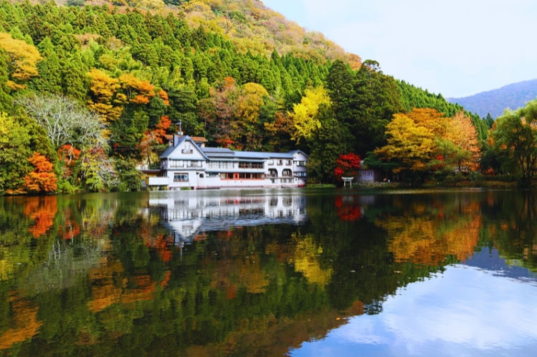金鱗湖與湖畔山林倒影