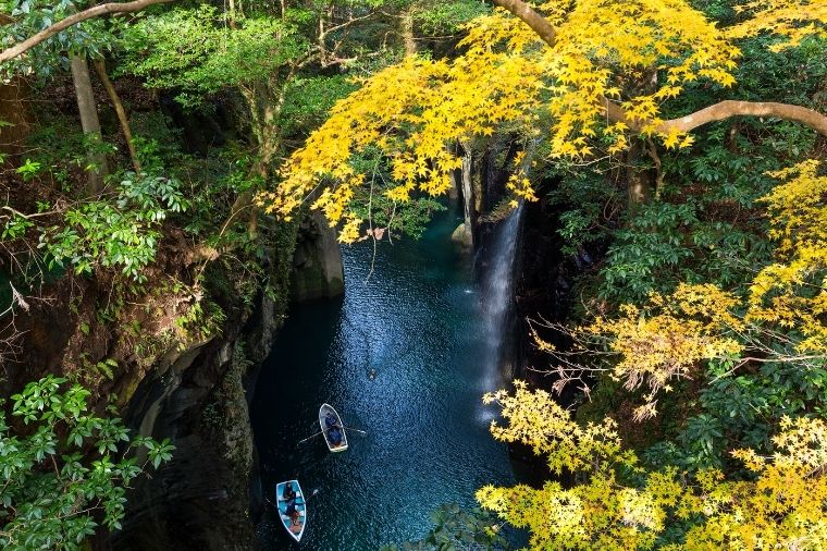 高千穗峽真名井瀑布落入峽谷水面