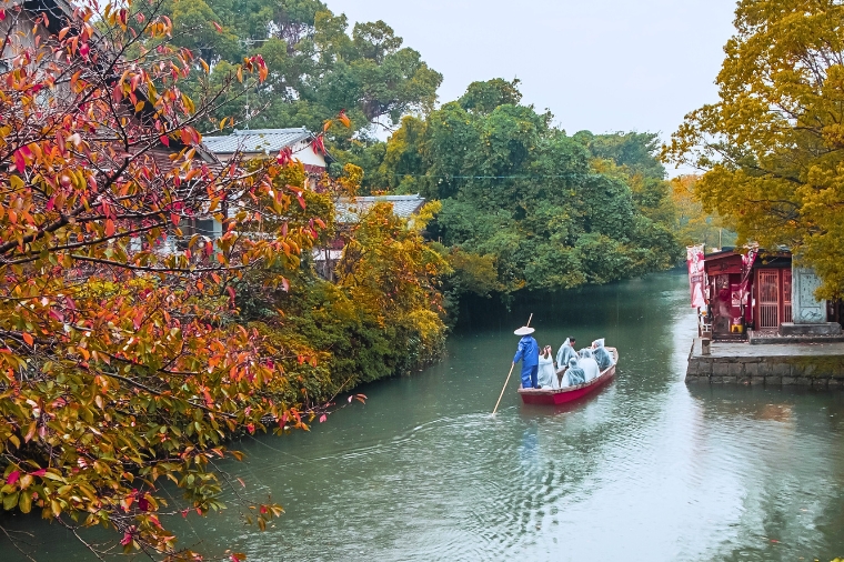 船伕撐船穿過柳川水道