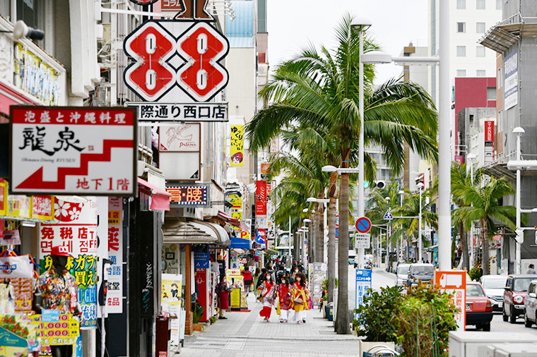 國際通街道、商店招牌與棕櫚樹