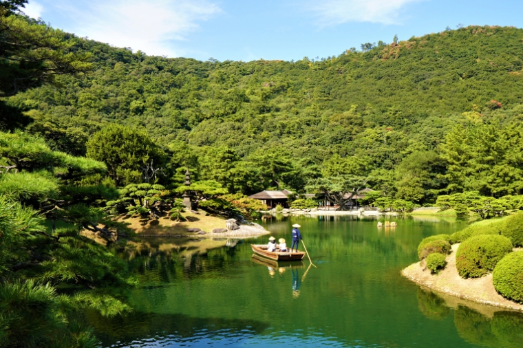 栗林公園湖面、松樹與遊船