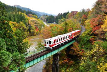 秋田內陸鐵道列車行駛於秋色山谷鐵橋