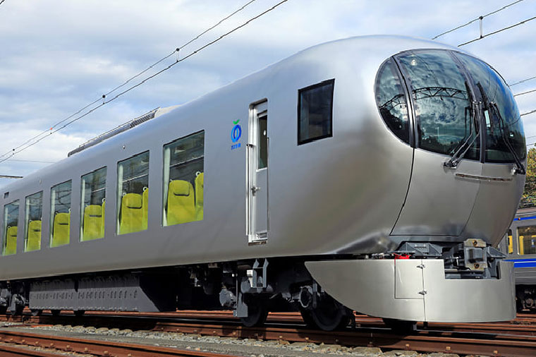 銀色車身的西武鐵道 Laview 列車